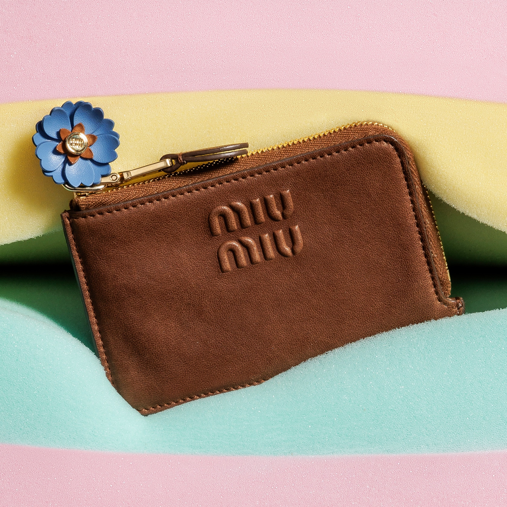 ギフト♪ユニセックス♪【国内発送★miumiu】レザー 財布 MIU MIU (ミュウミュウ) ロゴ マテラッセレザー 二つ折り財布
