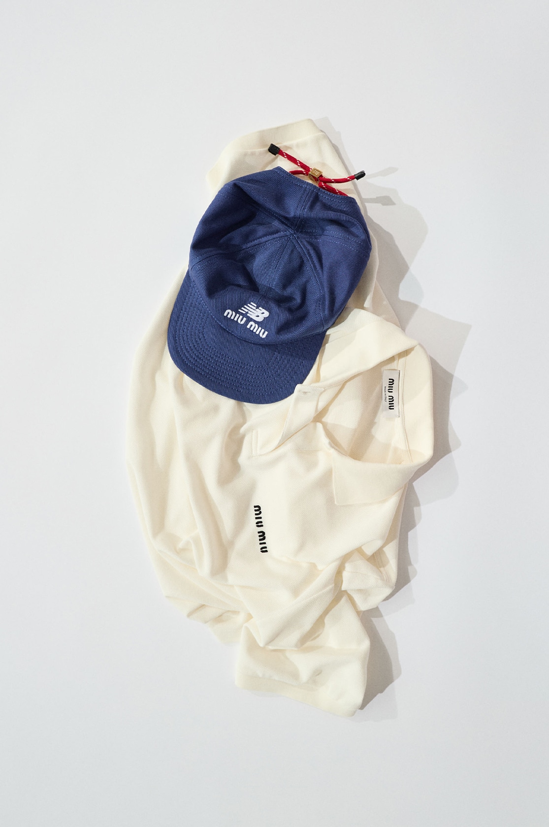 MIU MIU - 8/3限定価格☆MIUMIU ミュウミュウ ホリディ限定 iPhone11 miumiu × New Balance スニーカー レザー シルバー ホワイト