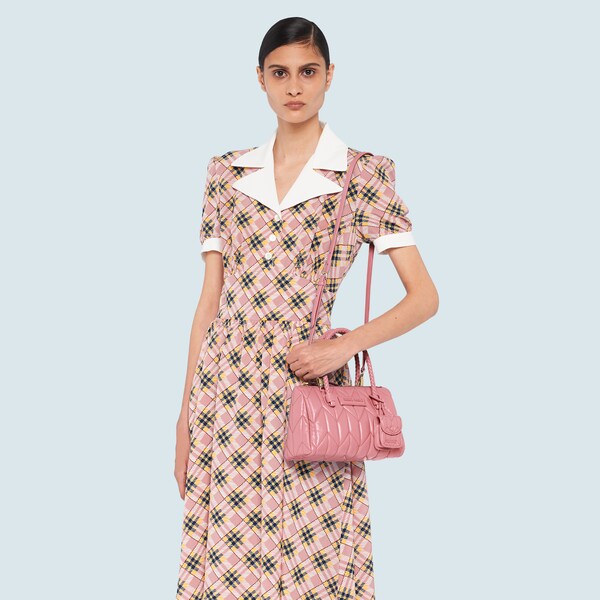 miu miu matelasse top handle bolsa