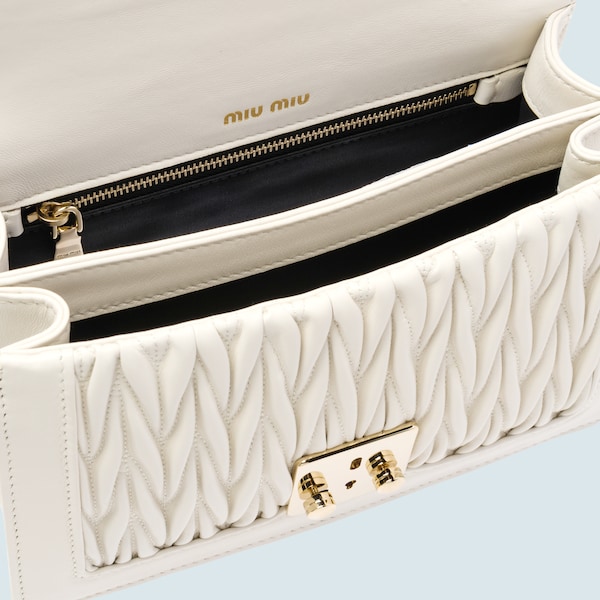 schultertasche aus matelasse leder weiss miu miu