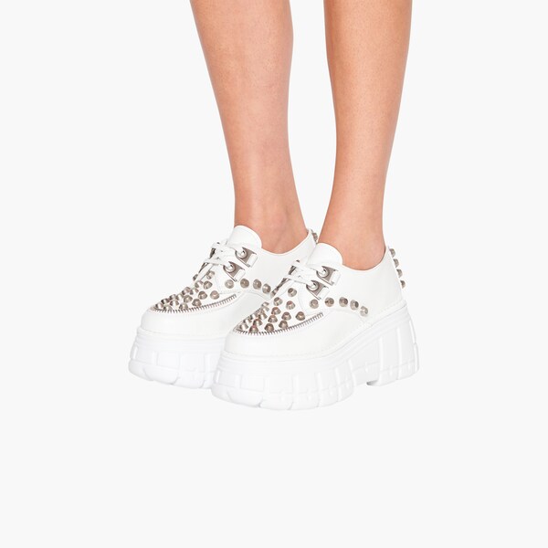 Stringate in pelle con borchie e platform Bianco | Miu Miu