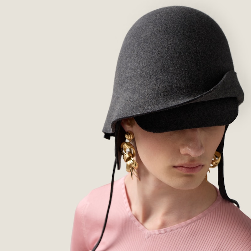 قبعة من اللباد