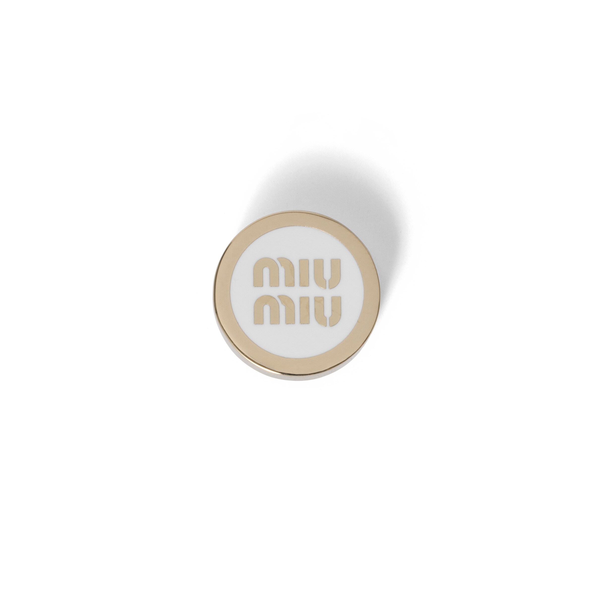 Miu Miu ロゴダングルブローチ Miu Miu Enameled Metal Logo Brooch In White | ModeSens