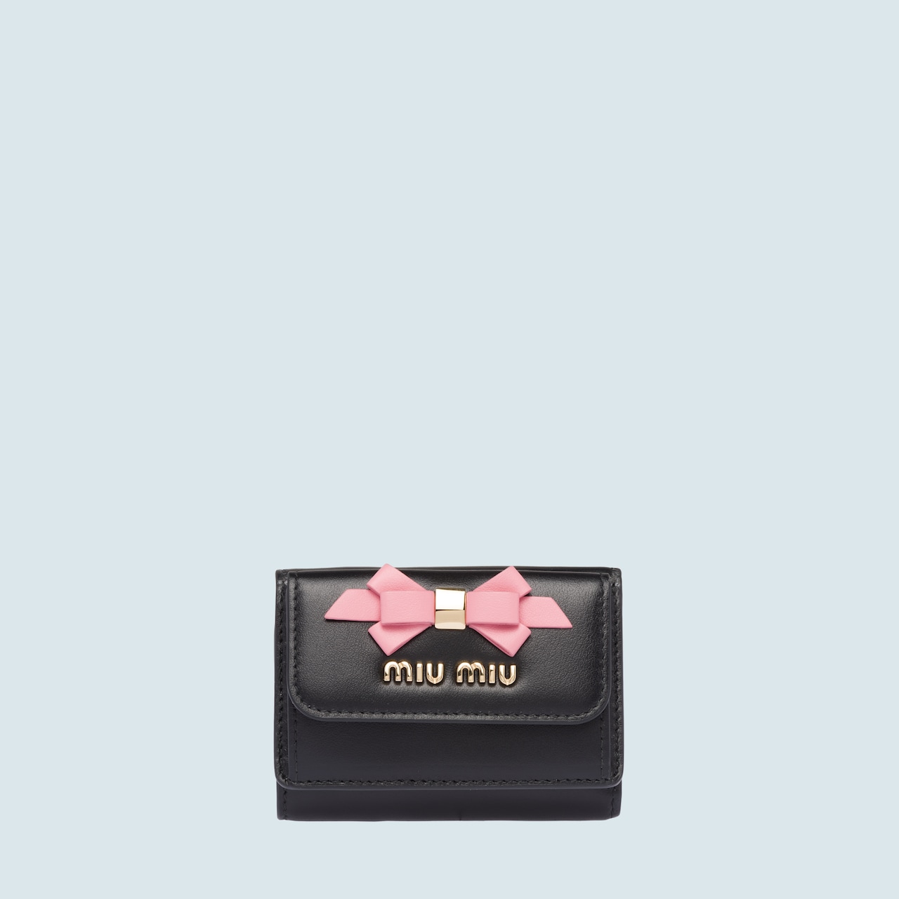 人気のミニ財布はmiu miuのリボン付 レザーです