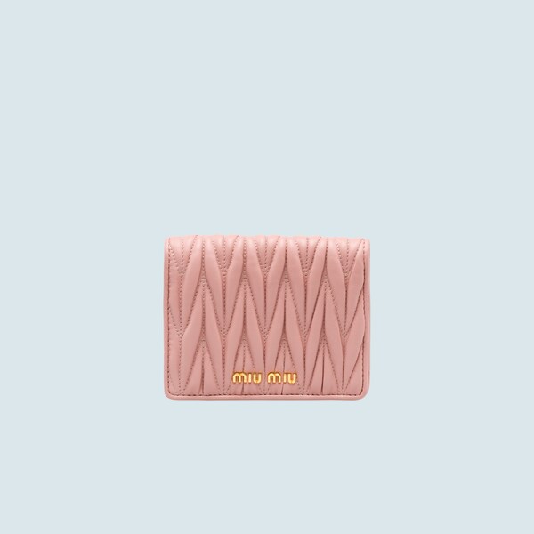 chain wallet in pink and white textured matelassé leather