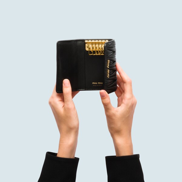 ミュウミュウ スマートフォンケース キーホルダー アクセサリー 公式オンラインストア