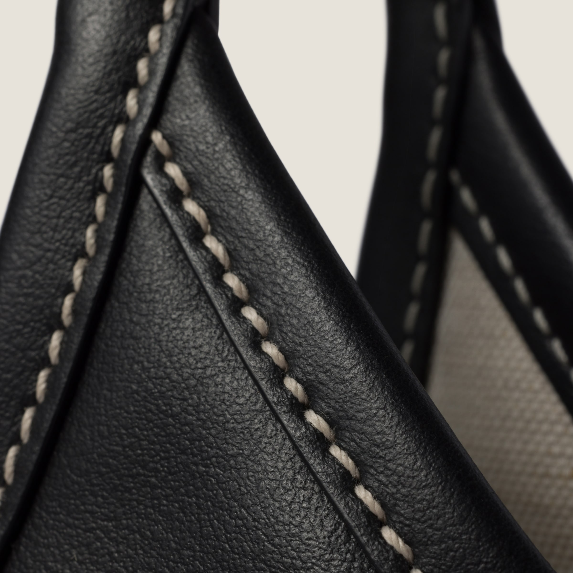 Black Ivy Leather Handbag | Miu Miu