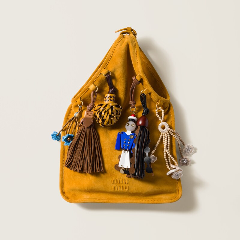 Tasche aus Wildleder mit Anhänger