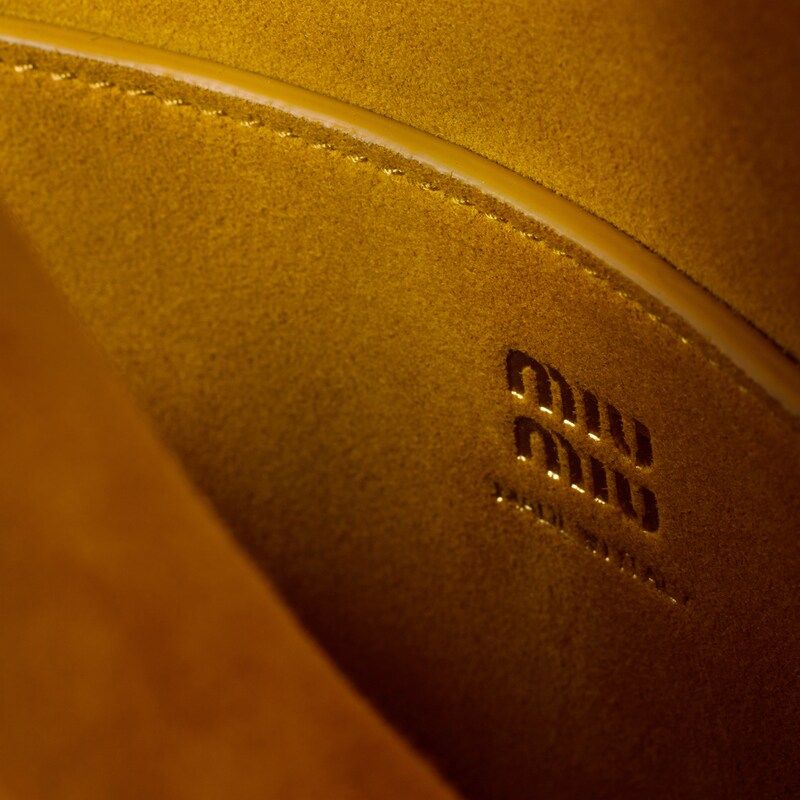 Tasche aus Wildleder mit Anhänger