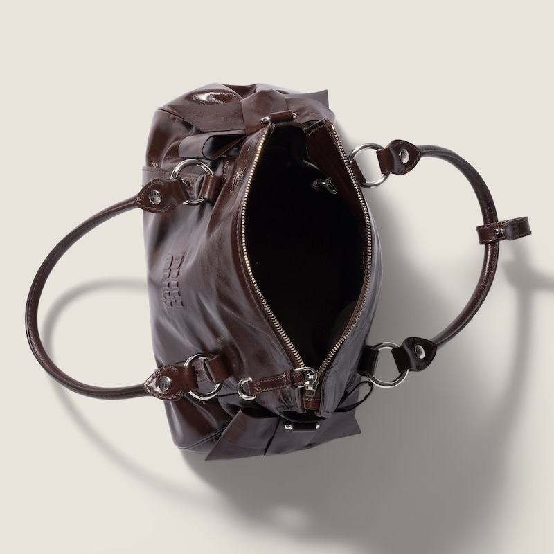 Bolso de piel brillante con asa superior