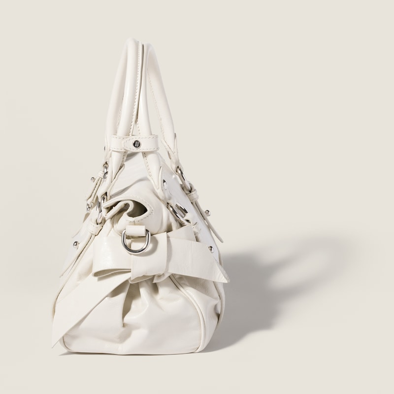 Bolso de piel brillante con asa superior