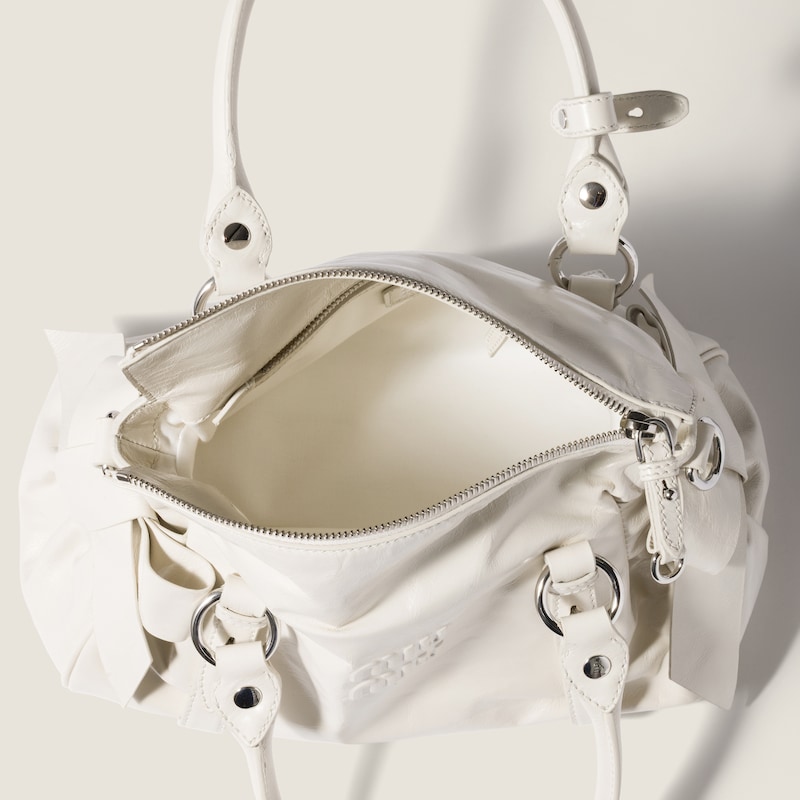 Bolso de piel brillante con asa superior