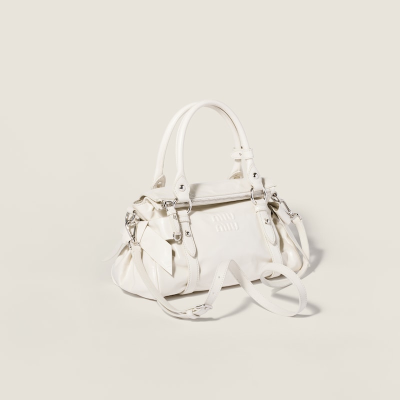 Bolso de piel brillante con asa superior