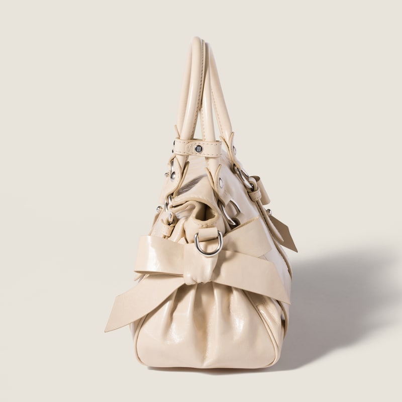 Bolso de piel brillante con asa superior