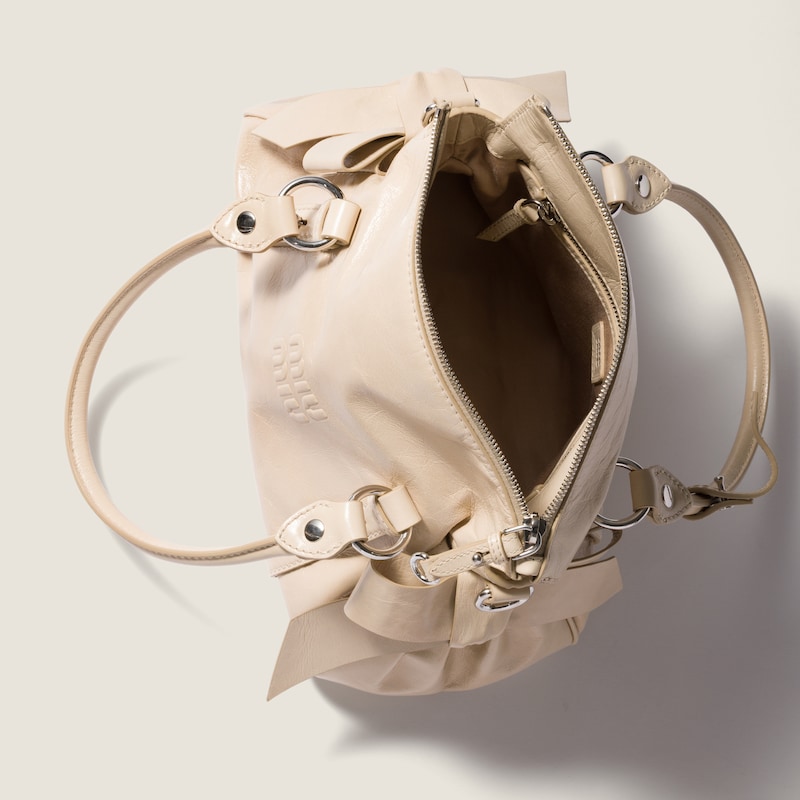 Bolso de piel brillante con asa superior