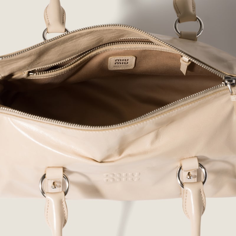 Bolso de mano en piel brillante