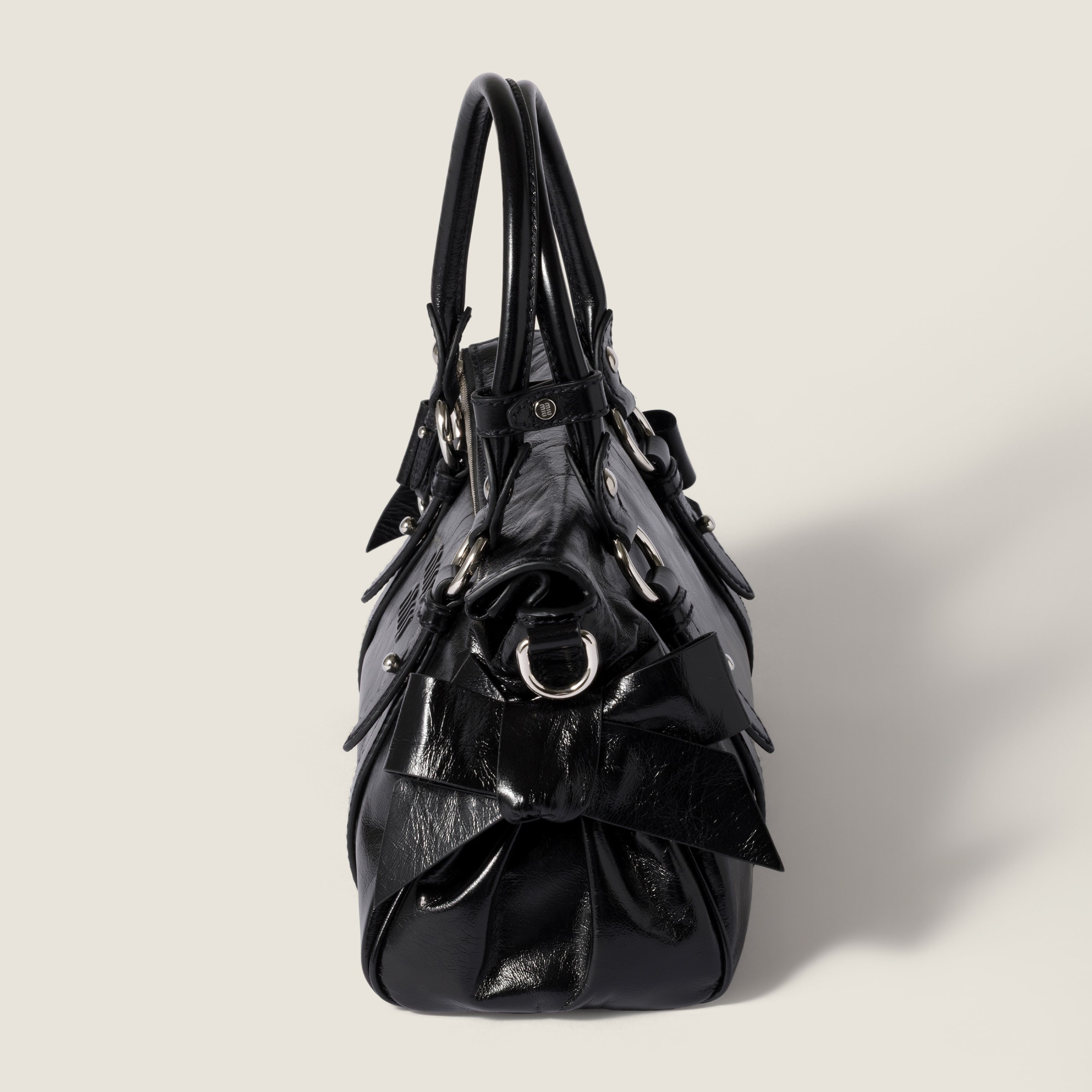 ブラック 光沢感のあるレザー ハンドバッグ | Miu Miu - 日本