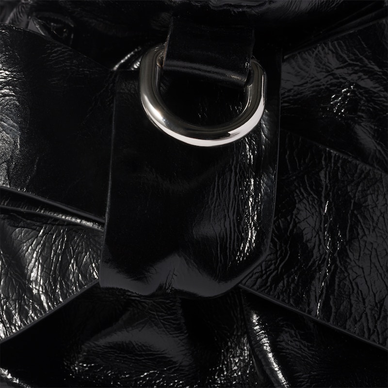 光沢感のあるレザー ハンドバッグ