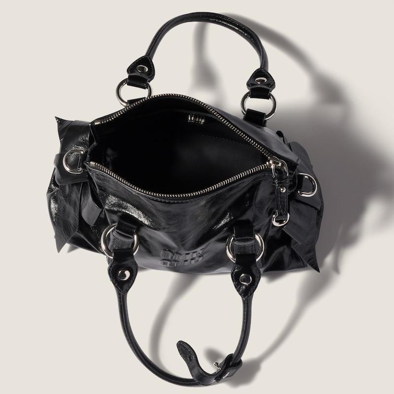 光沢感のあるレザー ハンドバッグ