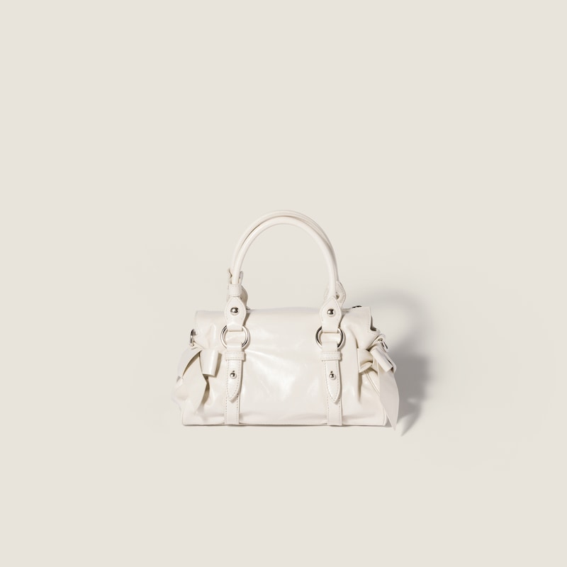 光沢感のあるレザー ハンドバッグ