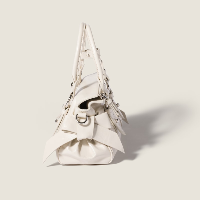 光沢感のあるレザー ハンドバッグ