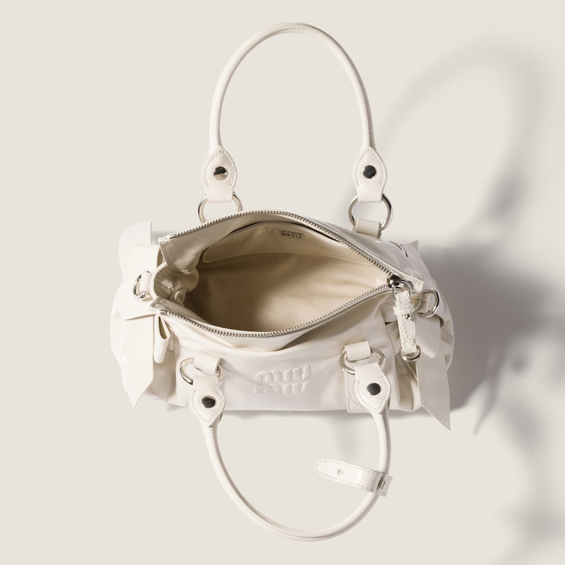 光沢感のあるレザー ハンドバッグ