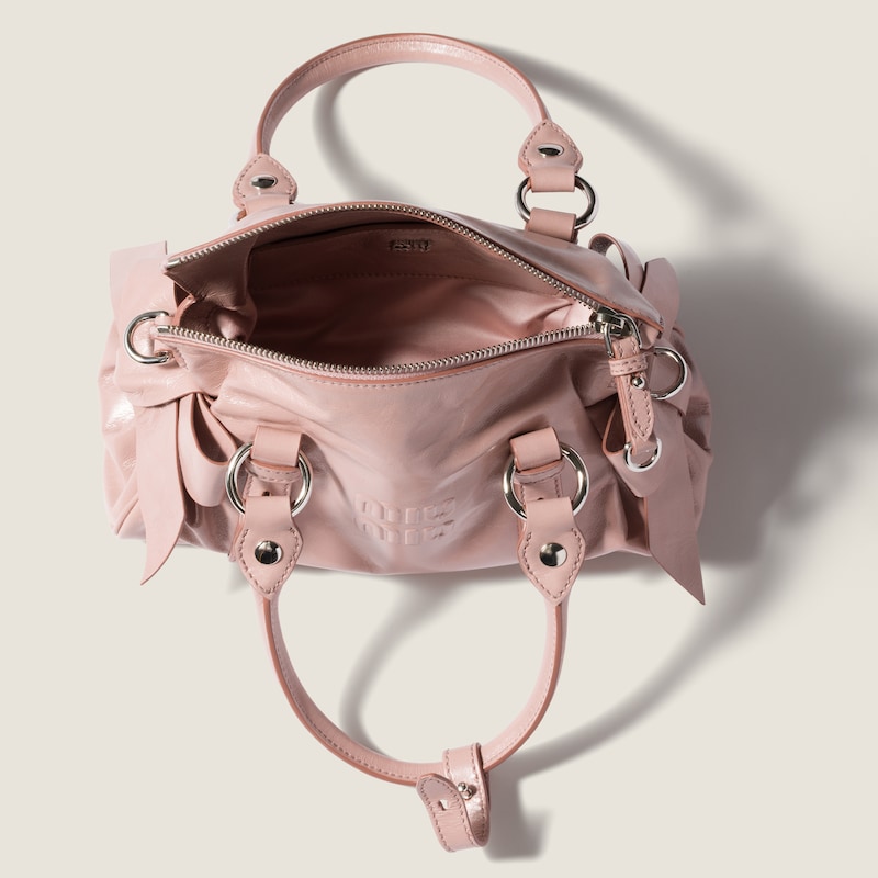 光沢感のあるレザー ハンドバッグ