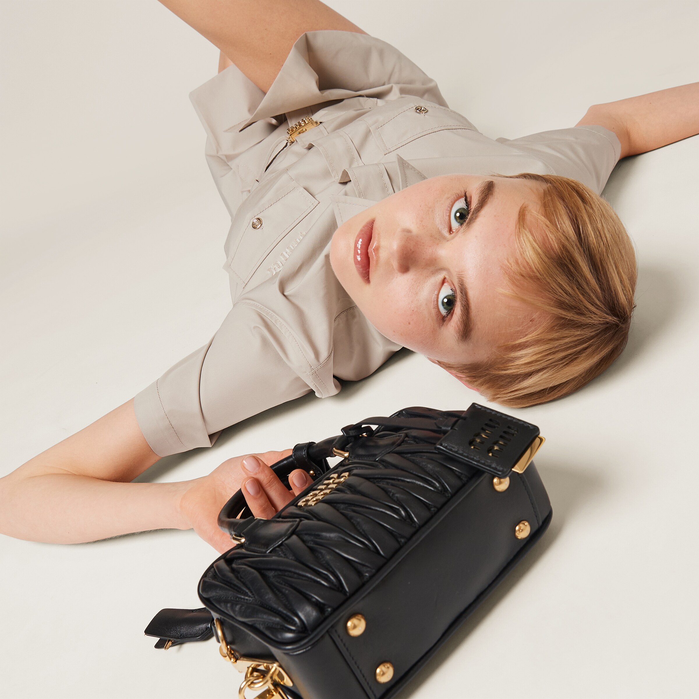 ブラック マテラッセレザー トップハンドルスモールバッグ | Miu Miu
