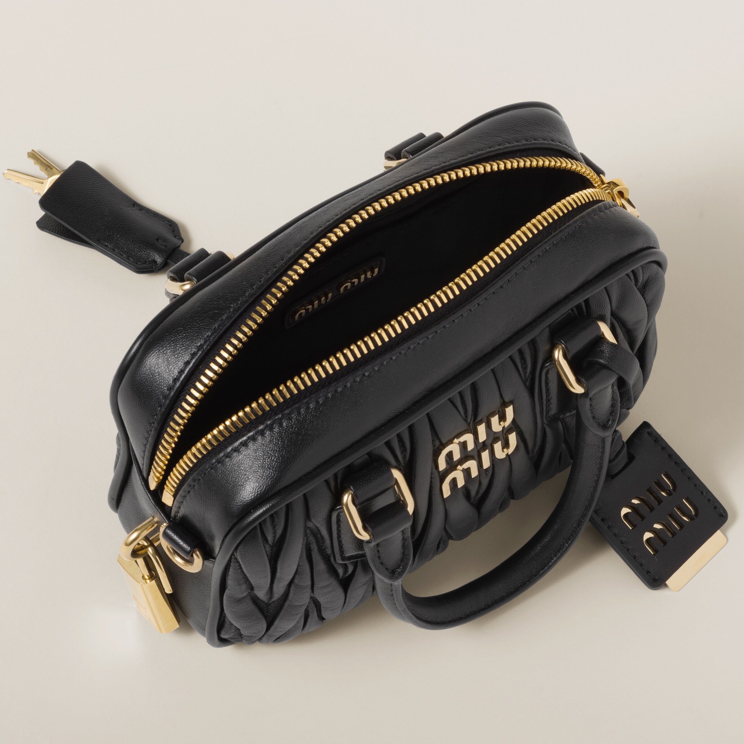 ブラック マテラッセレザー トップハンドルスモールバッグ | Miu Miu
