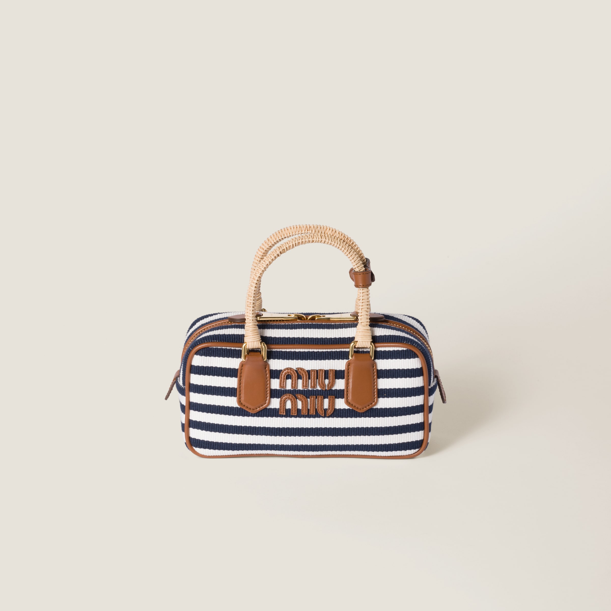 ★MIU MIU直営店★Arcadie 籐ハンドル ストライプコットンバッグ Miu Miu Arcadie バッグ | ブラック | FARFETCH JP
