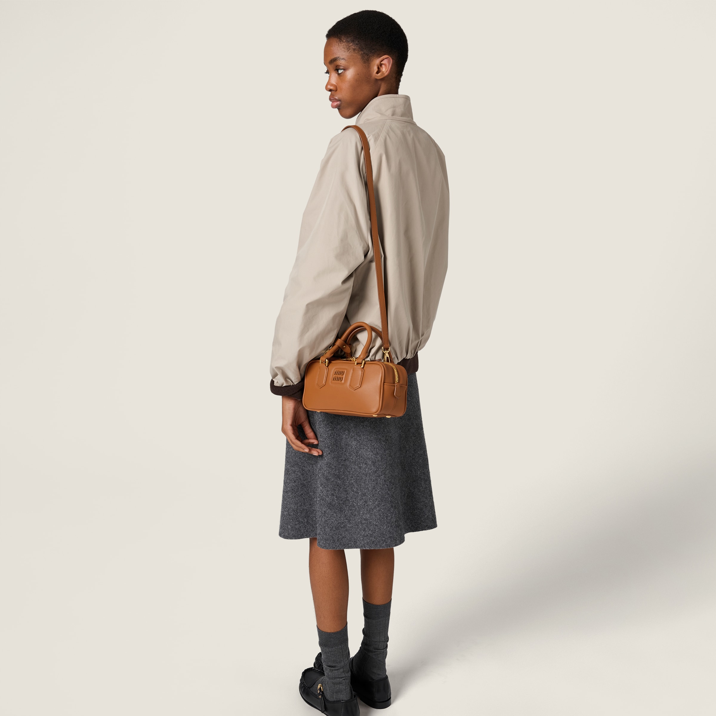 コニャック アルカディ レザー バッグ | Miu Miu