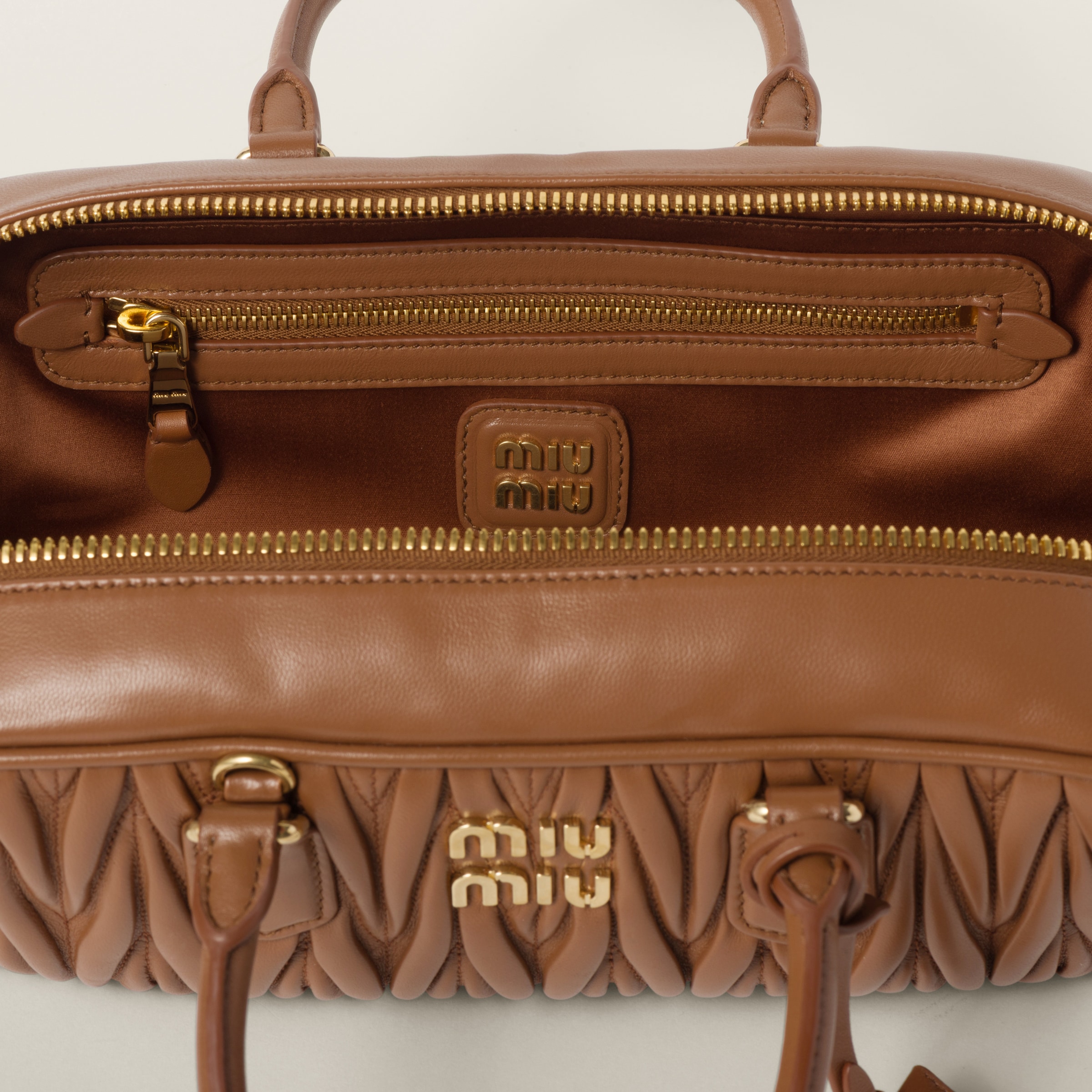 上等な キャメル アルカディ マテラッセレザー バッグ | Miu Miu バッグ