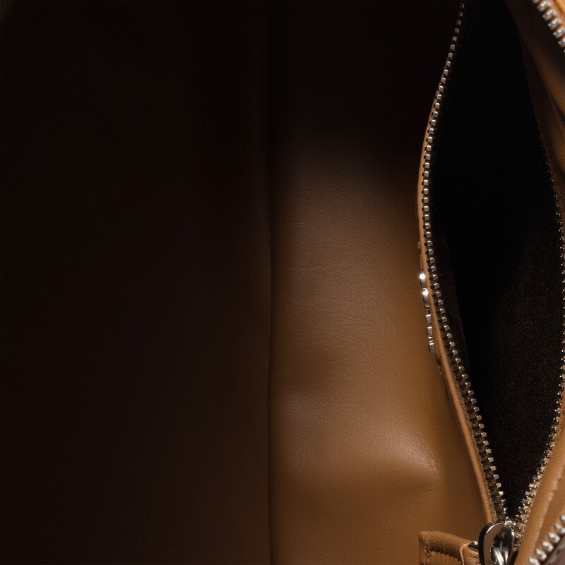 حقيبة توب هاندل Pocket من جلد نابا