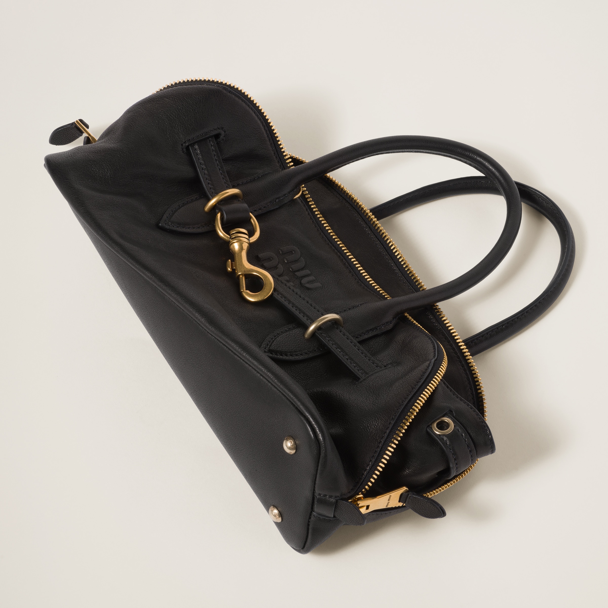 ブラック アバンチュール ナッパレザー トップハンドルバッグ | Miu Miu