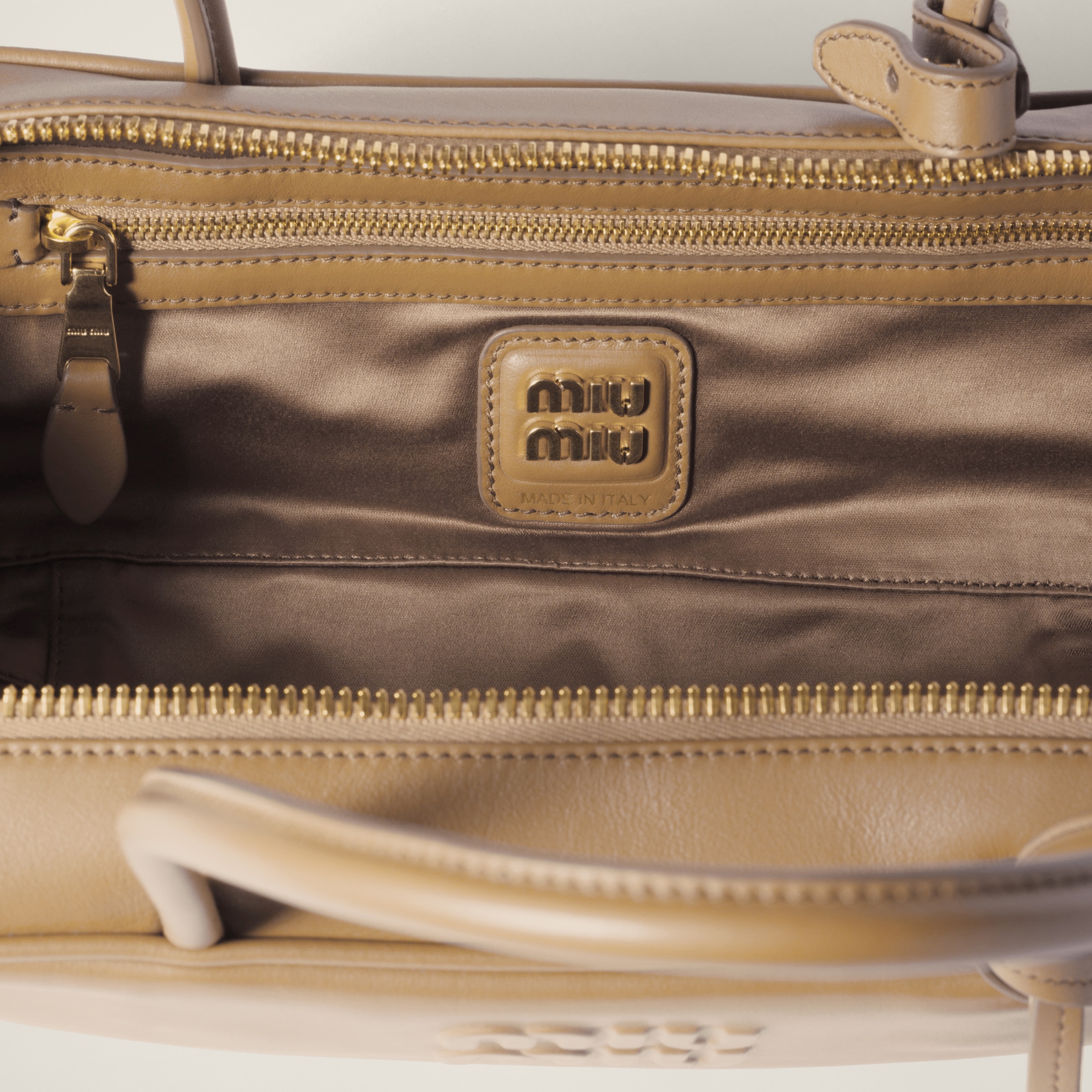 MIU MIU ベージュレザーショルダーバッグ