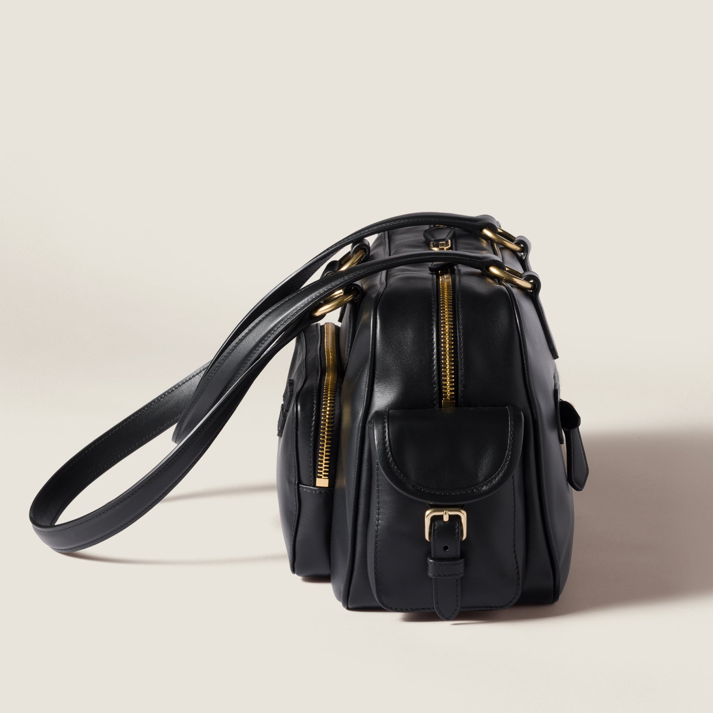 ロゴ入り ナッパレザー ポケット トップハンドルバッグ ブラック ナッパレザー ポケットバッグ | Miu Miu