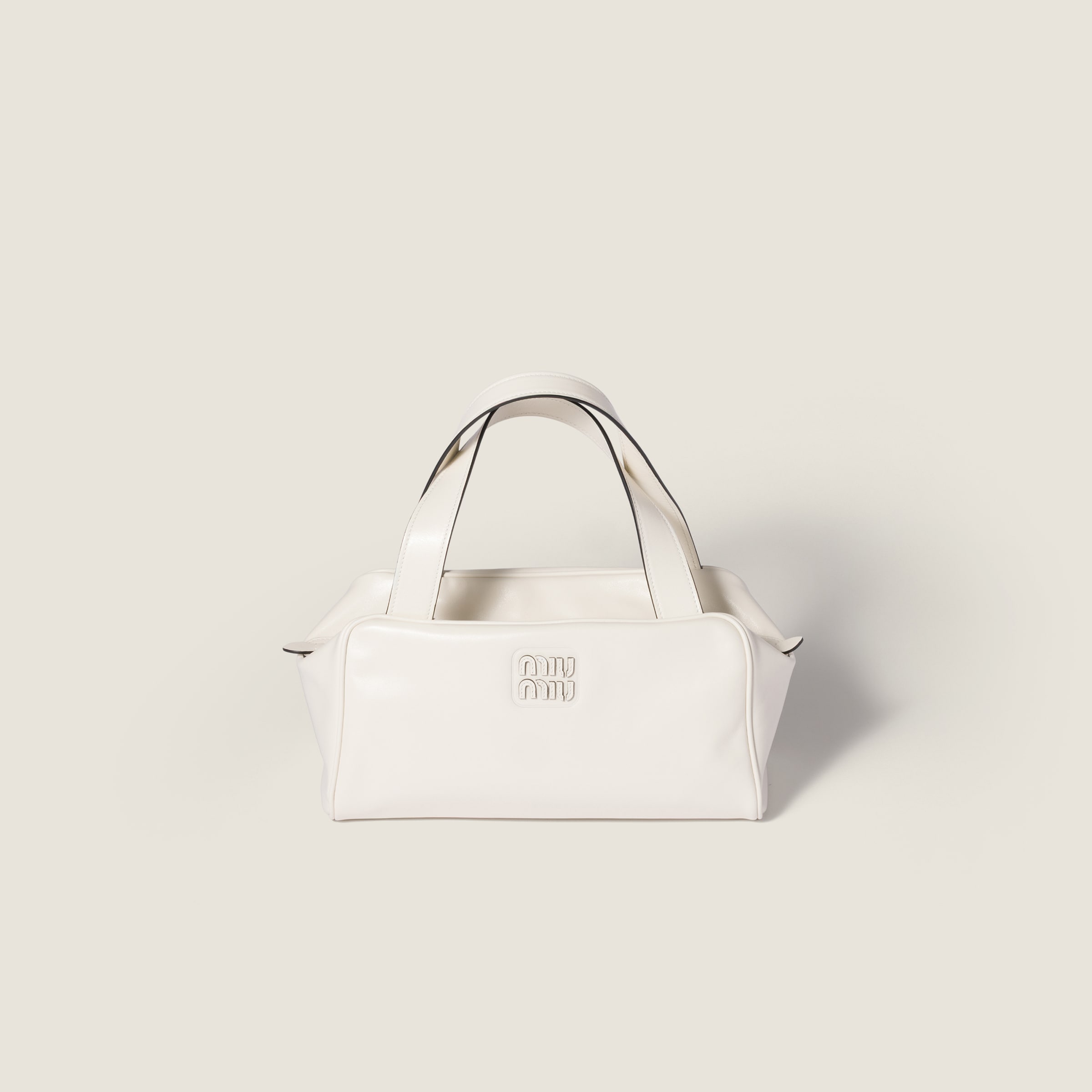 【洗練されたデザイン】miumiu ロゴ型押しトップハンドルバッグ ホワイト レザー トップハンドル バッグ | Miu Miu