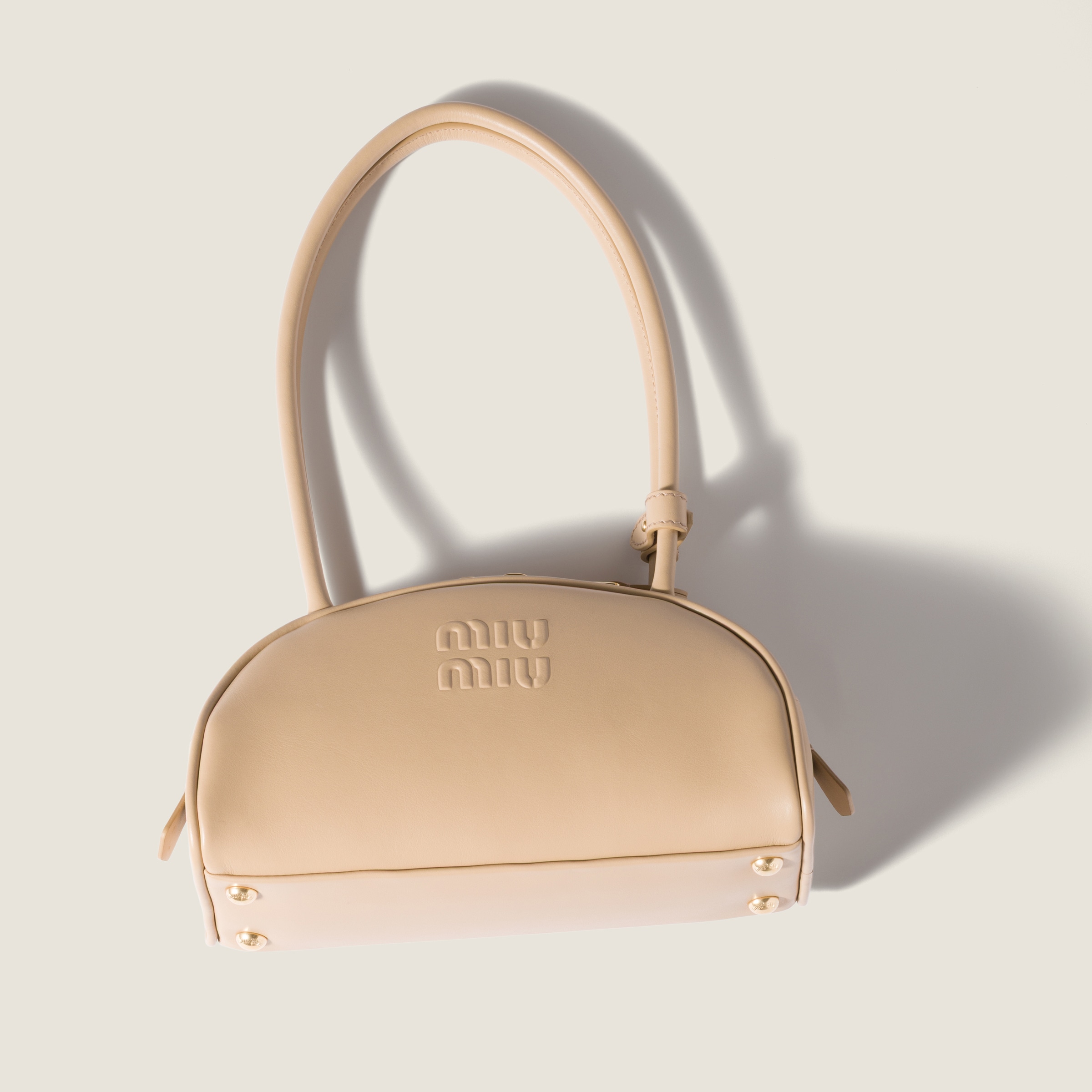 MIU MIU ベージュ ハンドバッグ Sand Beige Aventure Shearling Tote Bag | Miu Miu