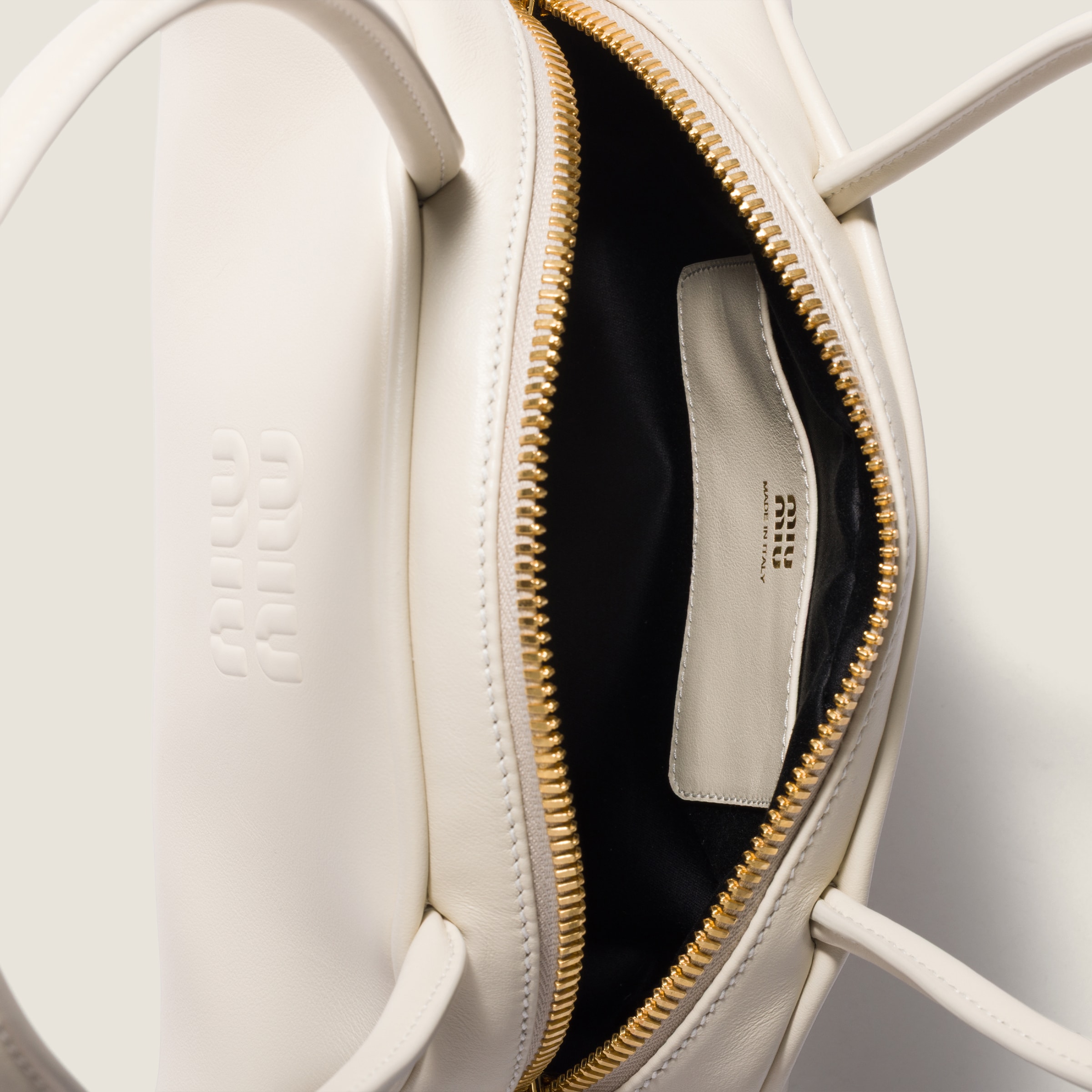 miumiu 白　レザーバッグ MIU MIU アルカディ マテラッセ レザー バッグ ホワイト ホワイト