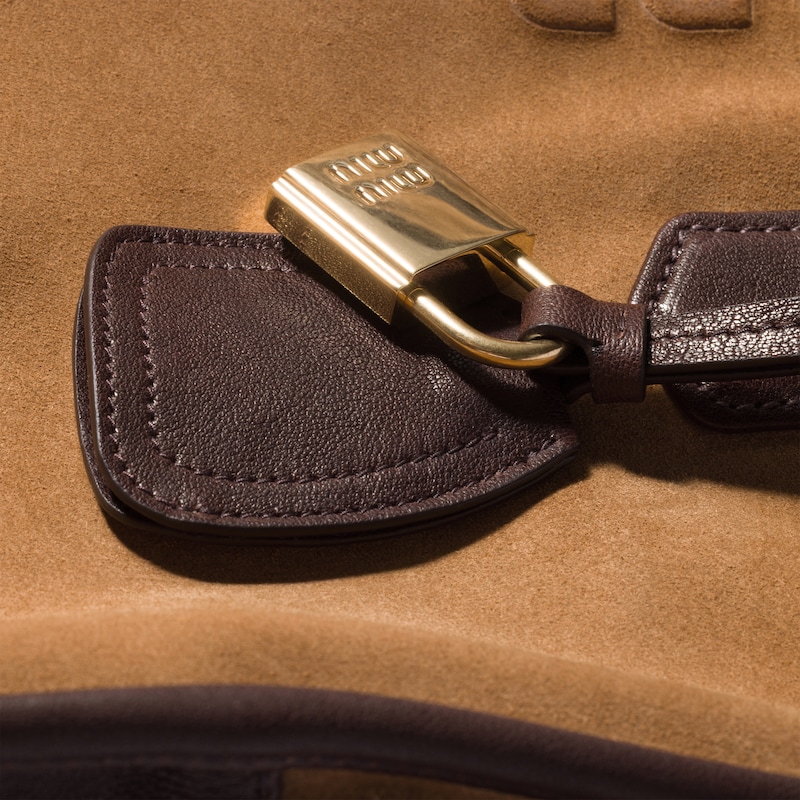 Retour Tasche aus Veloursleder