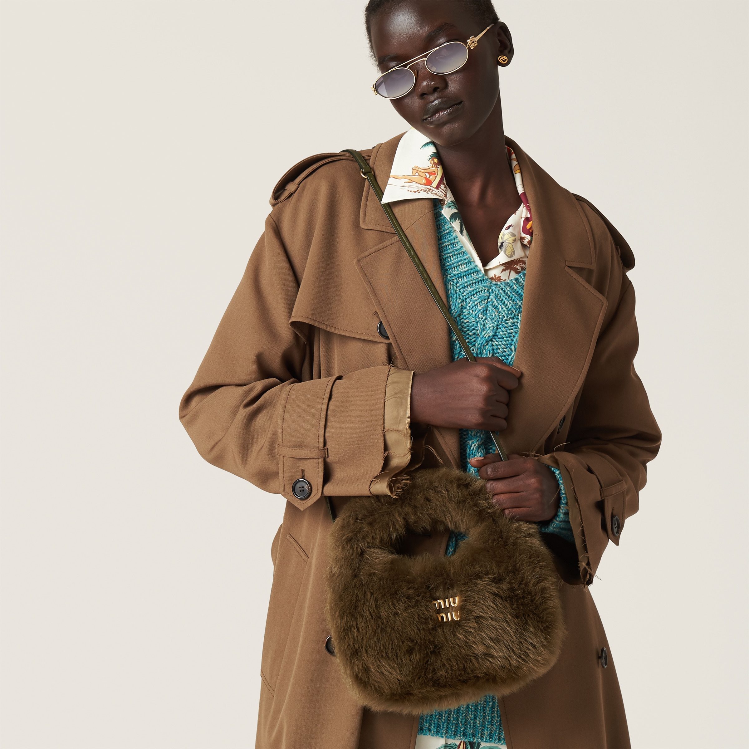 WANDER HOBO BAG 18 IN BEIGE SHEARLING