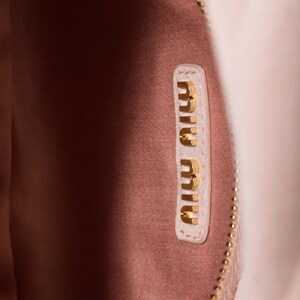 AF5BC125_AB7O_F0924_V_OOY_BKG_4