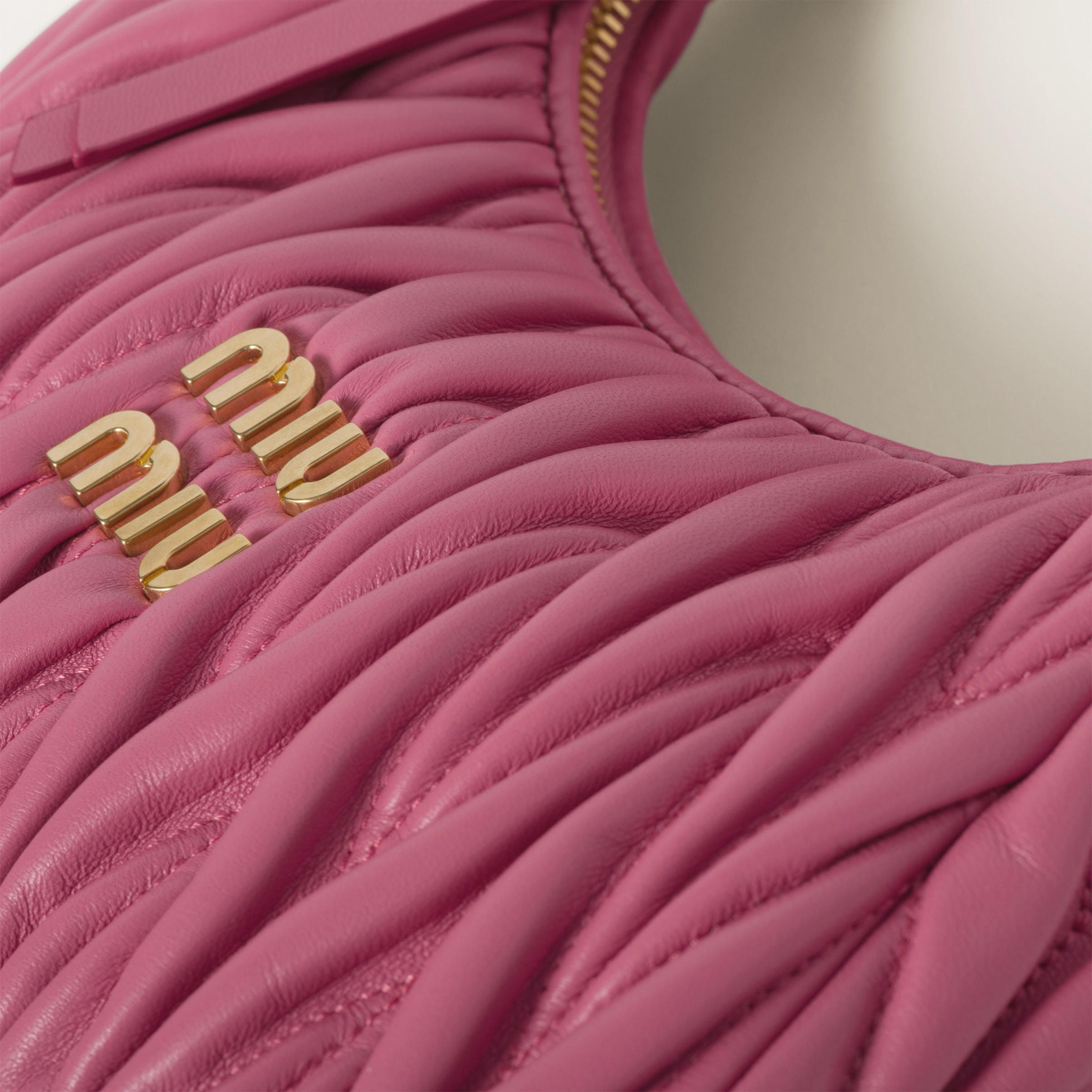 ピンク ワンダー マテラッセレザー ホーボーバッグ | Miu Miu