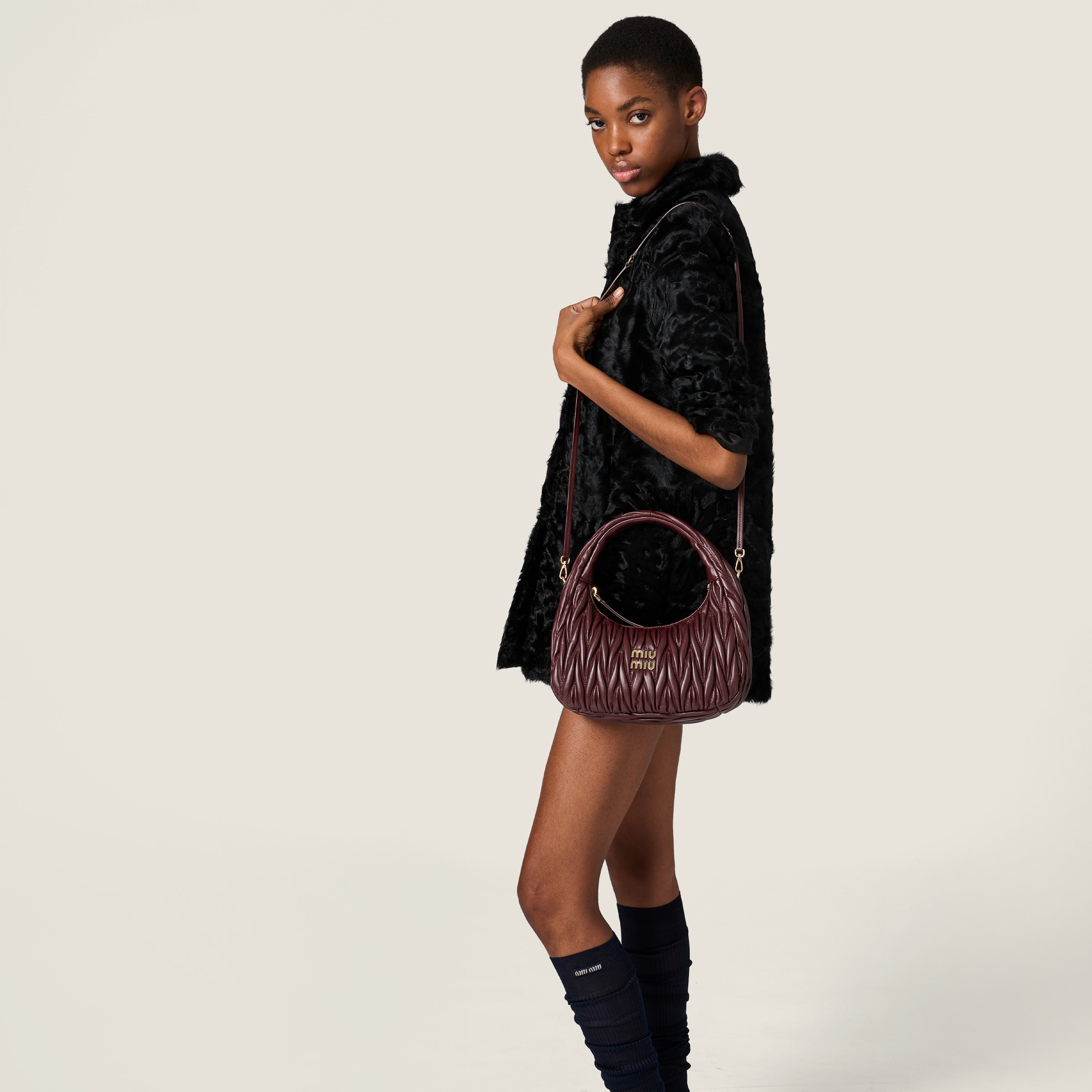 Bolsa Hobo Wander Couro Napa Matelassê Borgonha | Miu Miu - Brasil Bolsa Hobo Wander Couro Napa Matelassê Borgonha | Miu Miu - Brasil