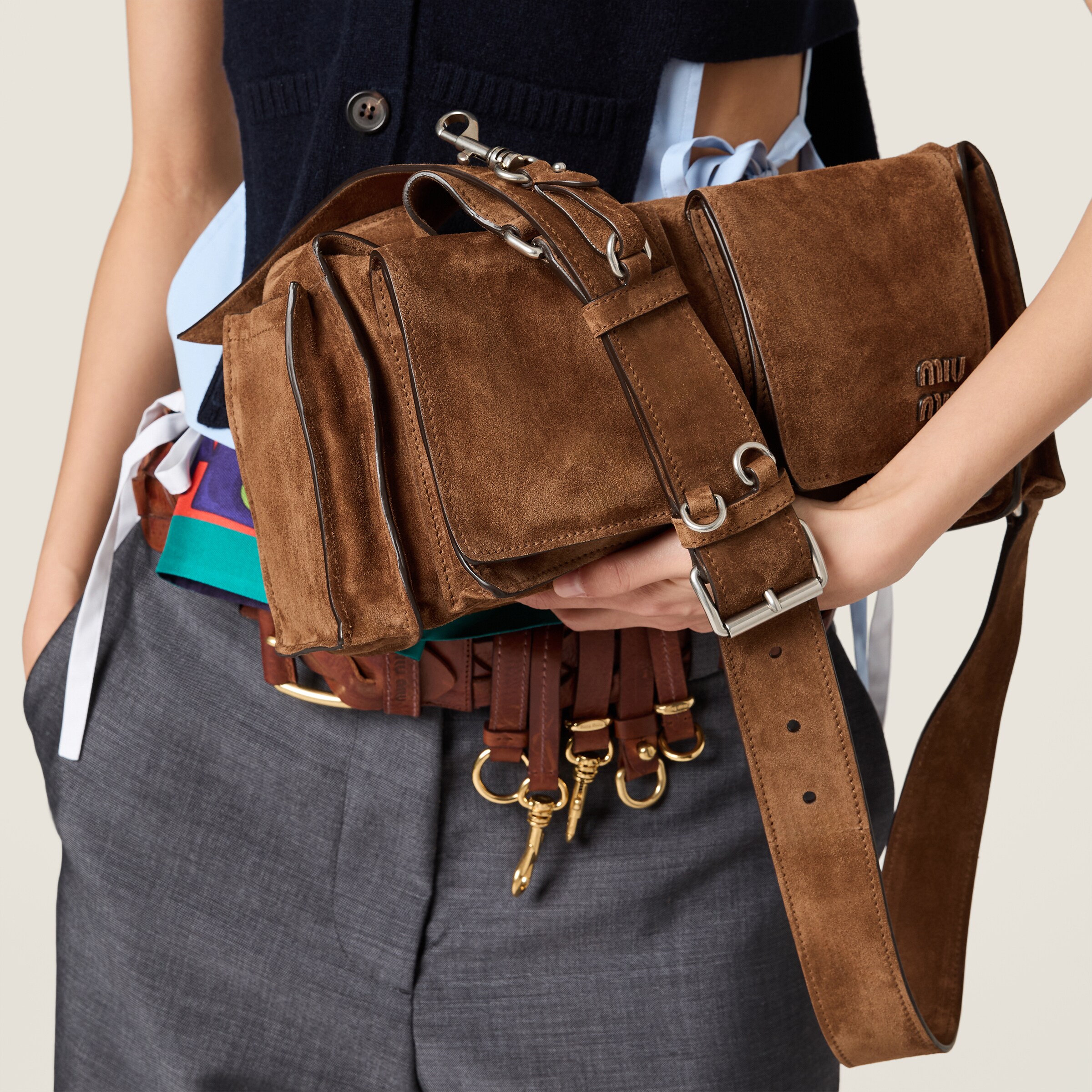 ココアブラウン ユーティリティ スエード ショルダーバッグ | Miu Miu 