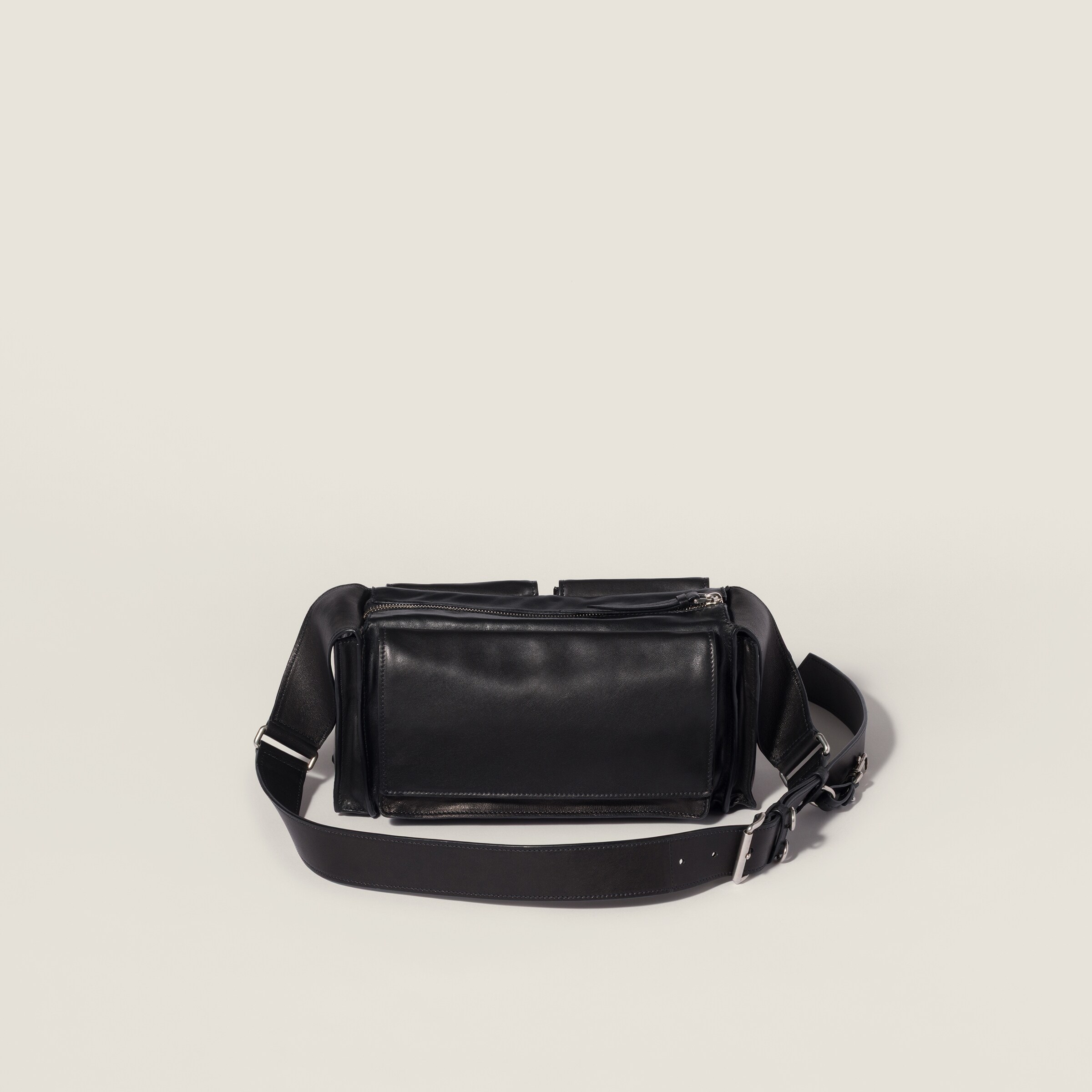 ブラック ユーティリティ ナッパレザー ショルダーバッグ | Miu Miu - 日本