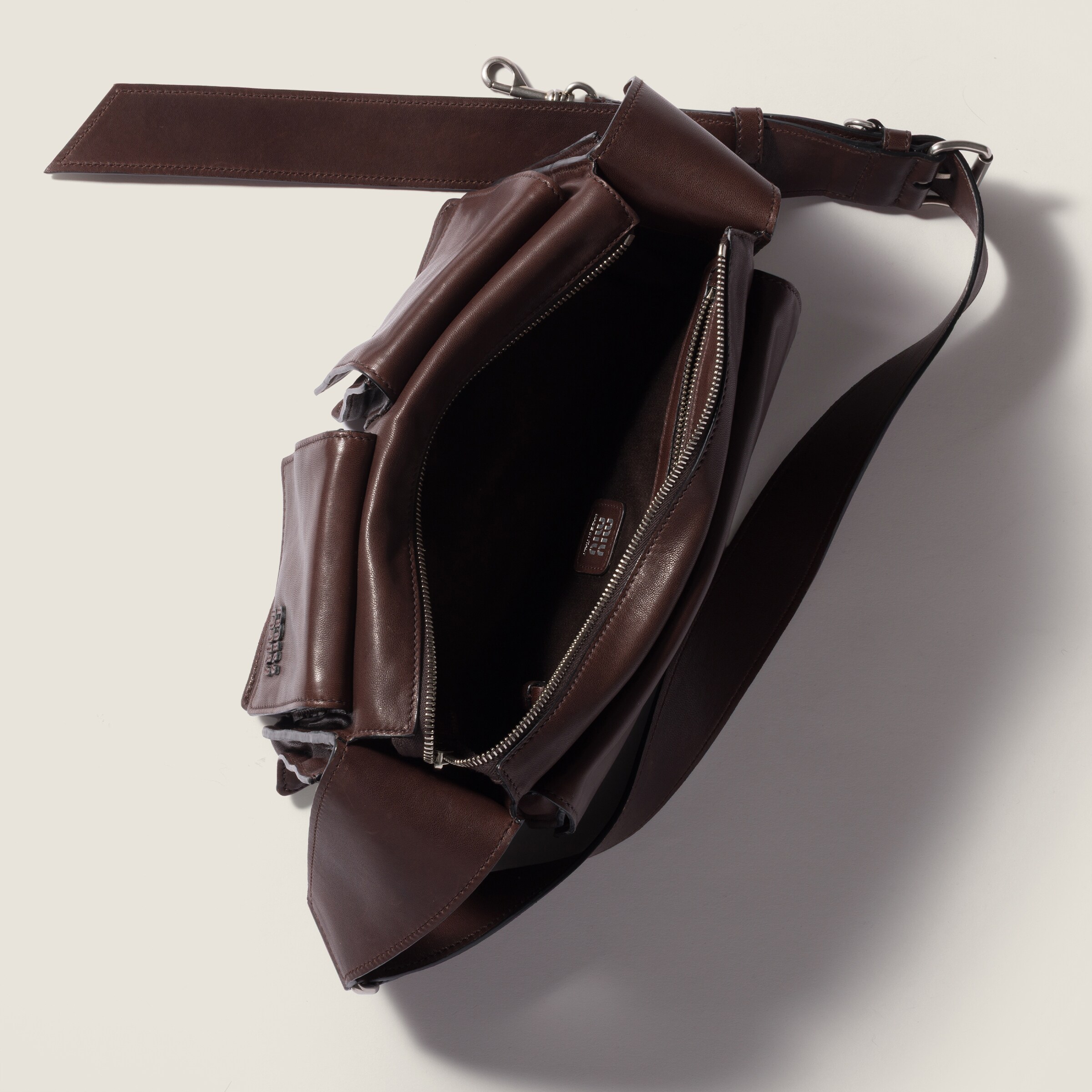 シエナブラウン ユーティリティ ナッパレザー ショルダーバッグ | Miu 