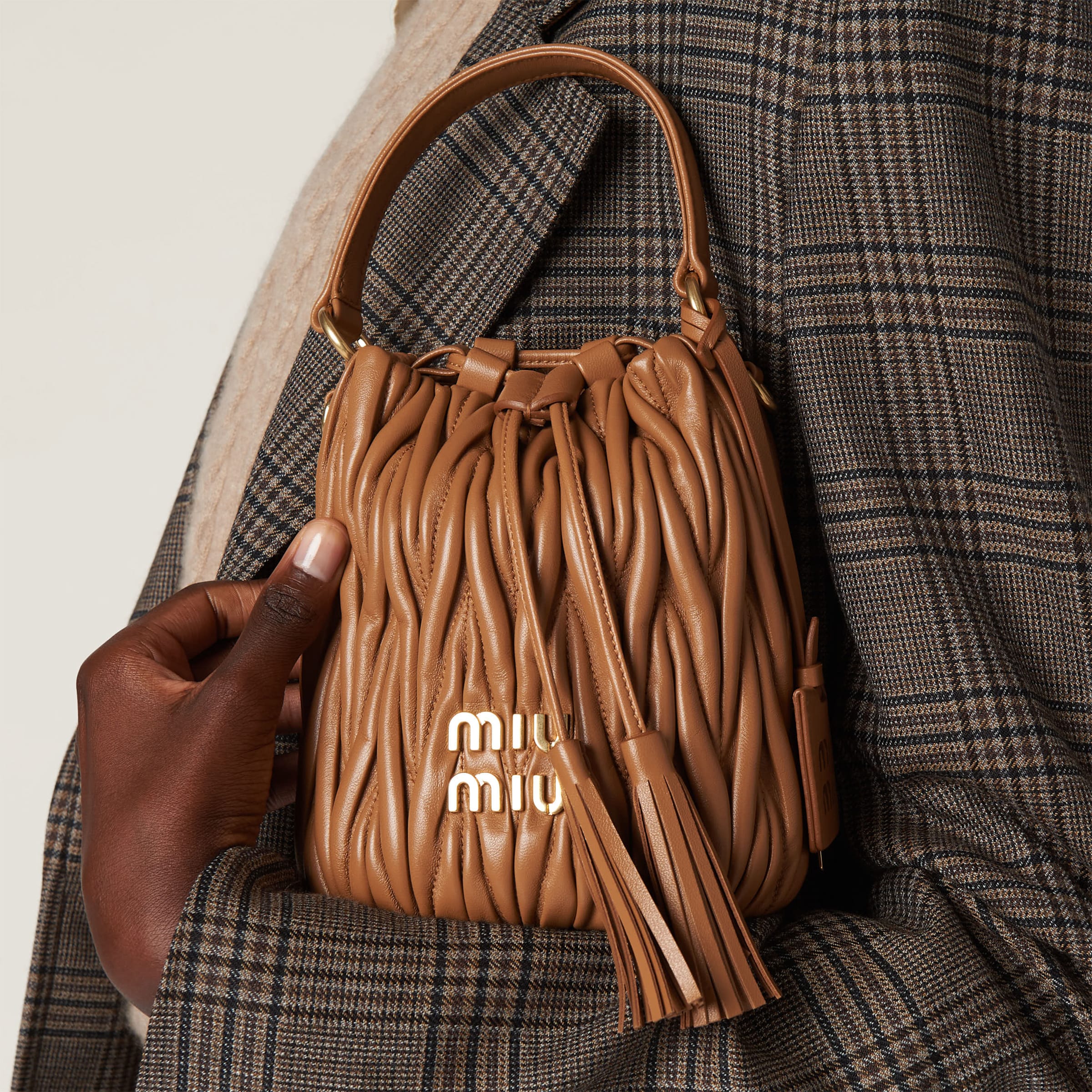 Bucket bag miu miu 2025