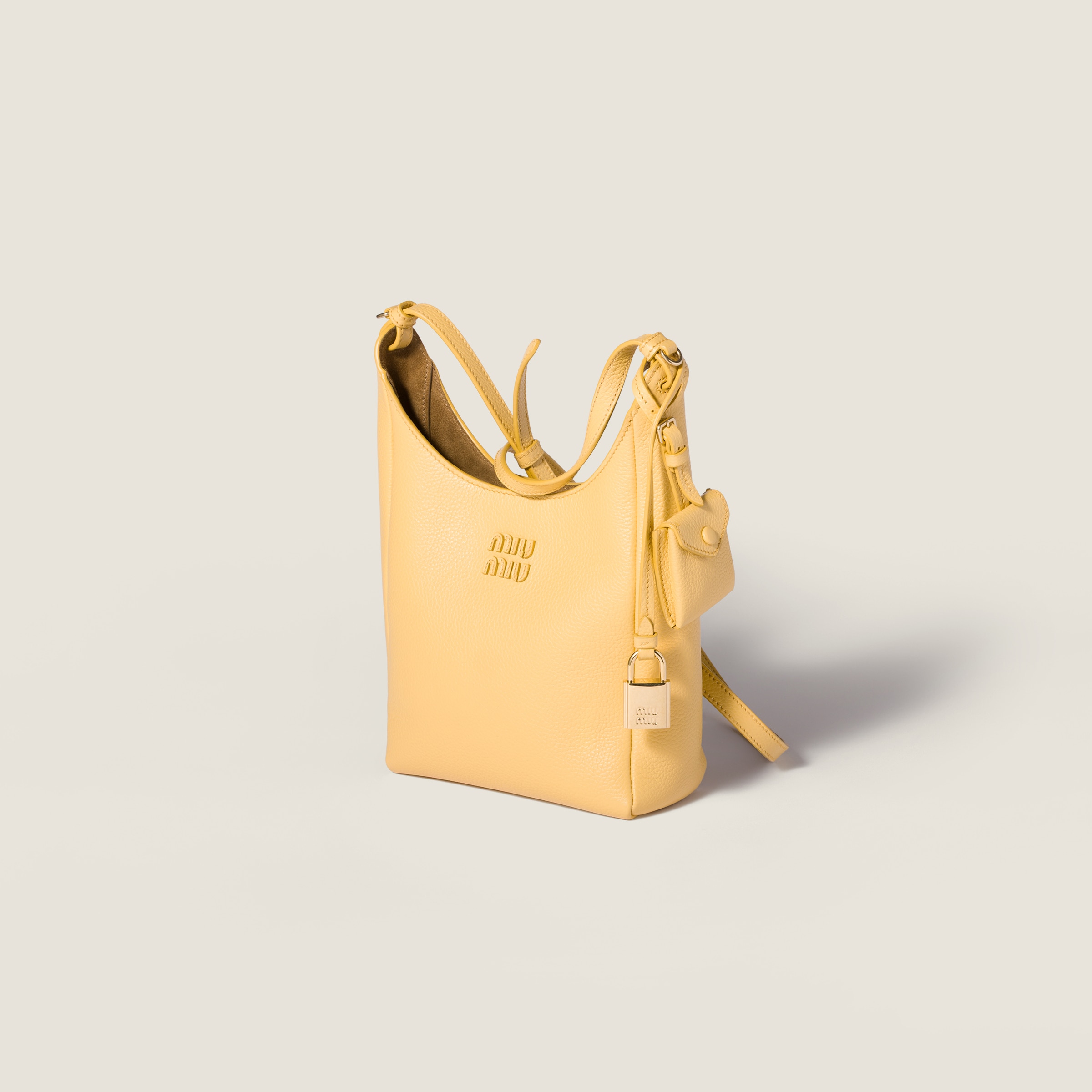 miu miu イエロー ショルダーバッグ イエロー（黄色）系 MiuMiu(ミュウミュウ) ショルダーバッグ