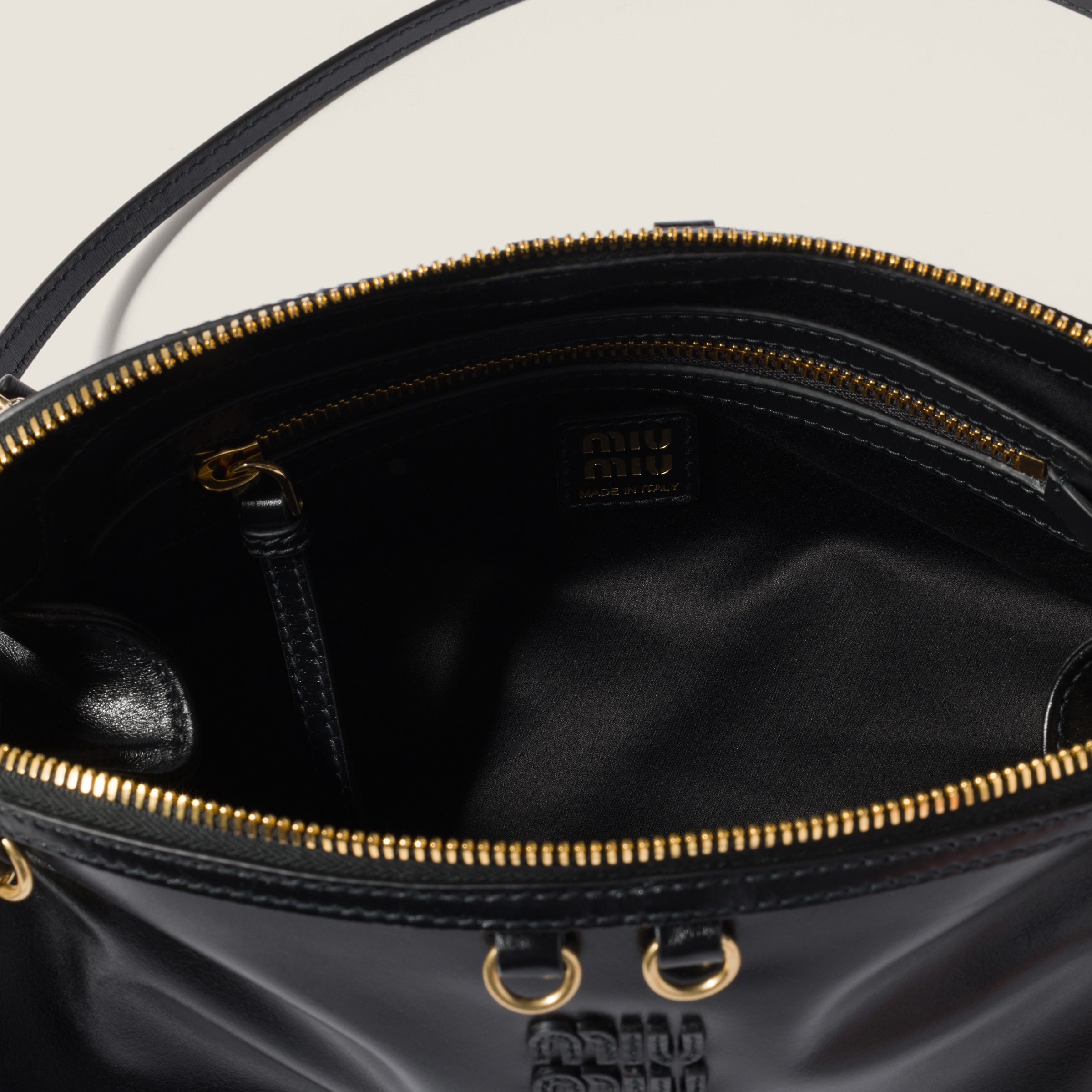 ブラック カプリス 光沢感のあるレザー クラッチバッグ | Miu Miu - 日本
